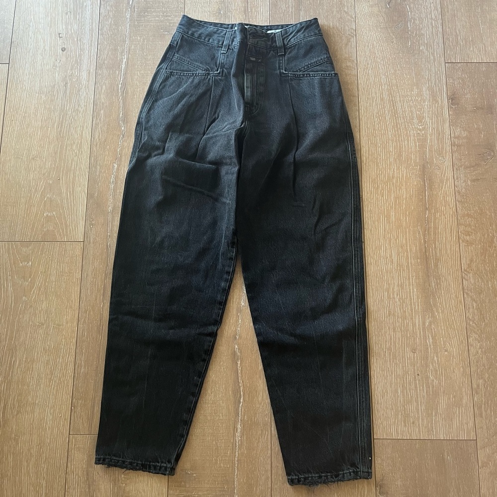 Closed- tapered leg Jean size 26
